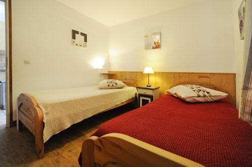 Rent in ski resort 3 room apartment 6 people (2) - Chalet le Cristal - Les Menuires - Bedroom