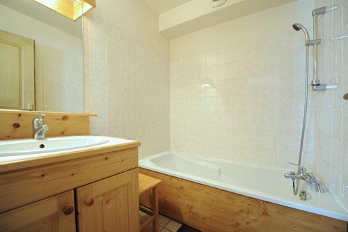 Rent in ski resort 6 room duplex apartment 13 people (1) - Chalet le Cristal - Les Menuires - Bath-tub