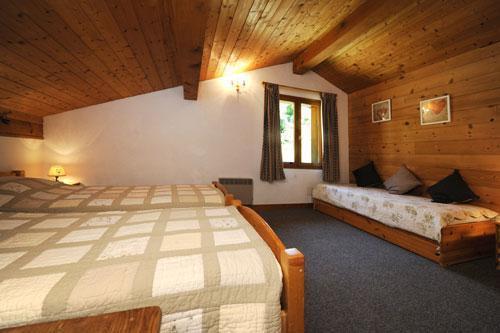 Rent in ski resort Chalet le Cristal - Les Menuires - Bedroom under mansard