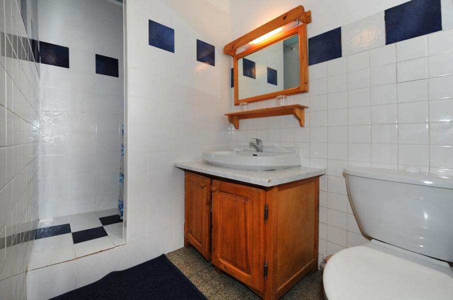 Rent in ski resort 2 room apartment sleeping corner 4 people - Chalet le Génépi - Les Menuires - Wash-hand basin