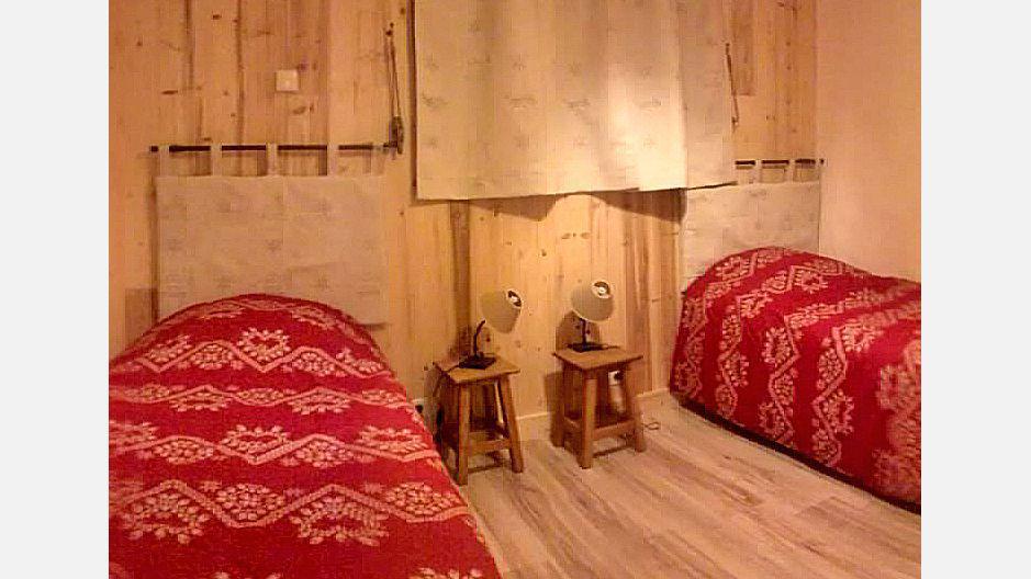 Rent in ski resort Chalet Mil'Ans - Les Menuires - Bedroom