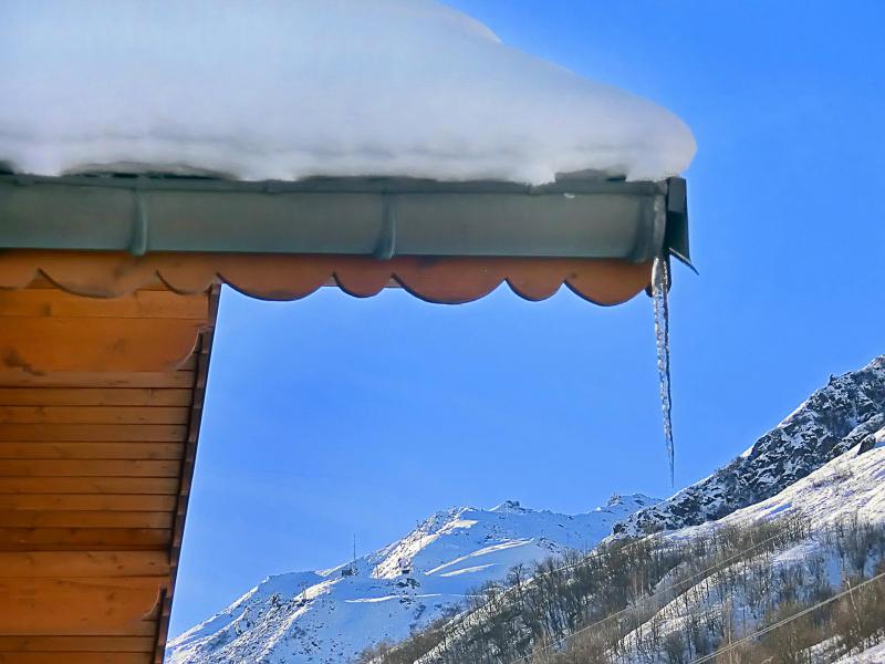 Vacances en montagne Chalet Trois Vallées - Les Menuires - Extérieur hiver