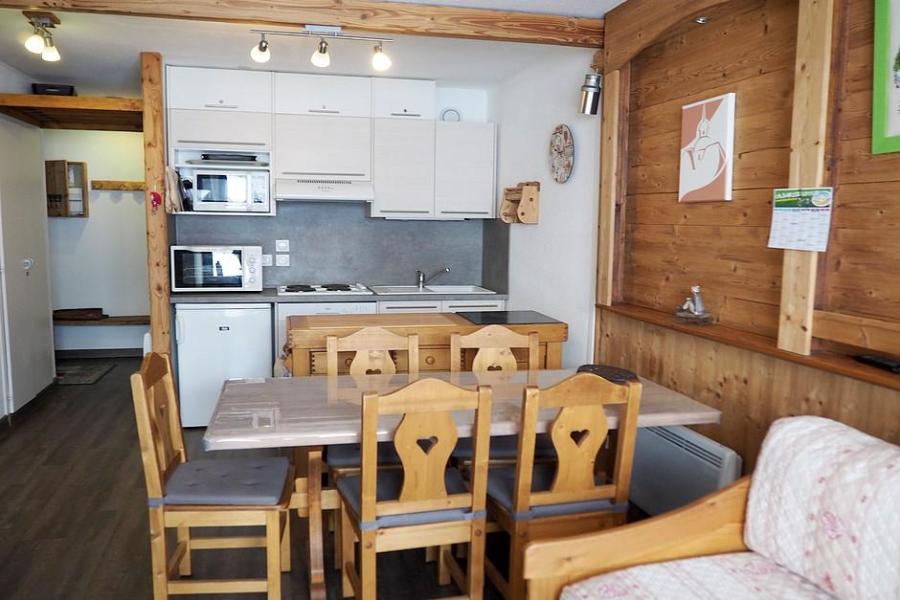 Rent in ski resort 2 room apartment sleeping corner 5 people (07) - La Résidence l'Armoise - Les Menuires - Living room