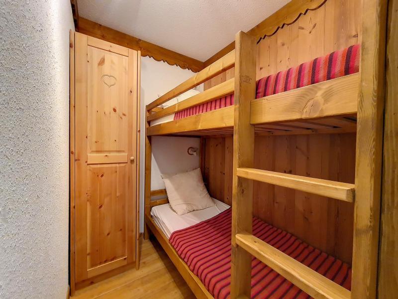 Rent in ski resort 2 room apartment 4 people (421) - La Résidence le Villaret - Les Menuires - Bedroom