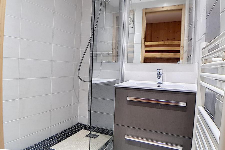 Rent in ski resort Studio 4 people (GT0R20) - La Résidence les Gentianes - Les Menuires - Shower room