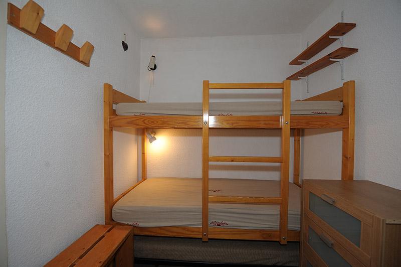 Rent in ski resort Studio sleeping corner 4 people (0R13) - La Résidence les Gentianes - Les Menuires - Bunk beds