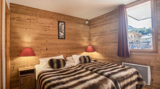 Rent in ski resort 7 room duplex chalet 12 people (Lorraine) - Les Chalets de Bettaix - Les Menuires - Bedroom