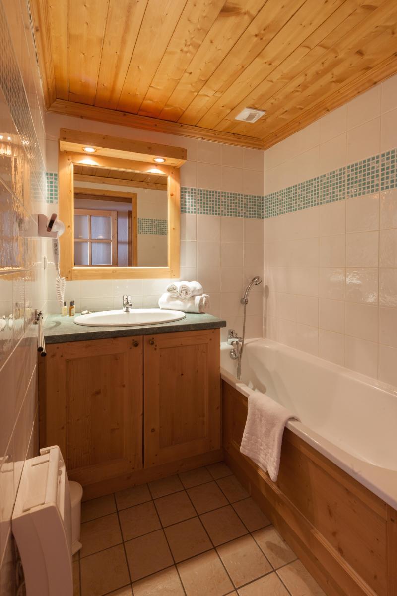 Rent in ski resort Les Chalets de l'Adonis - Les Menuires - Bath-tub