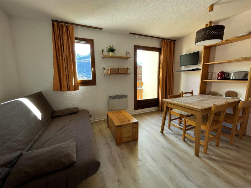 Rent in ski resort Studio 4 people (52) - Résidence Carlines I - Les Menuires - Living room