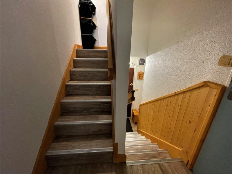 Rent in ski resort 2 room duplex apartment 5 people (32) - Résidence Lauzes - Les Menuires - Stairs