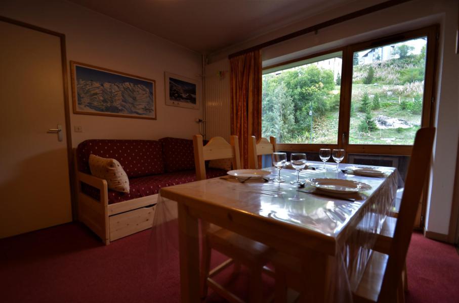 Rent in ski resort 2 room apartment sleeping corner 6 people (C137) - Résidence le Jettay - Les Menuires - Living room