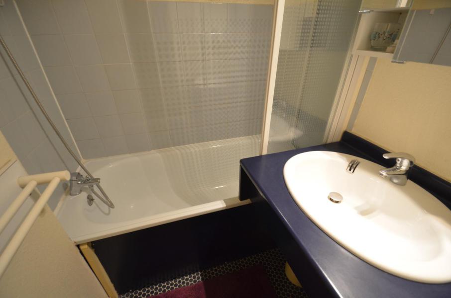 Rent in ski resort Studio sleeping corner 4 people (B56) - Résidence le Jettay - Les Menuires - Shower room