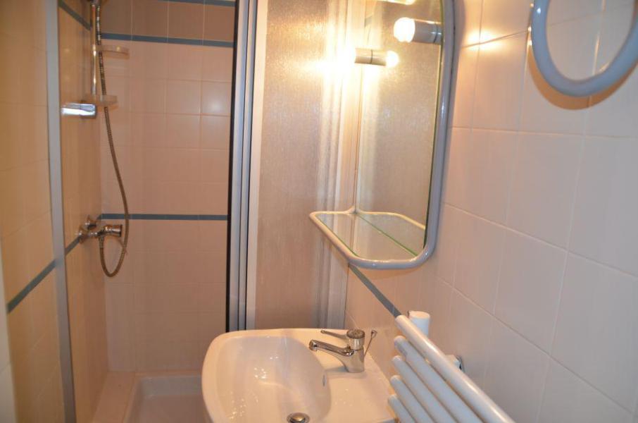 Rent in ski resort Studio 2 people (1306) - Résidence les Dorons - Les Menuires - Shower room