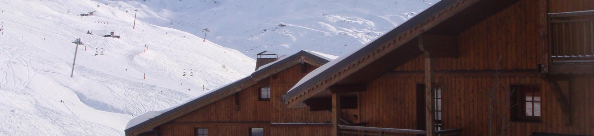 Аренда на лыжном курорте Les Chalets du Soleil - Les Menuires - зимой под открытым небом