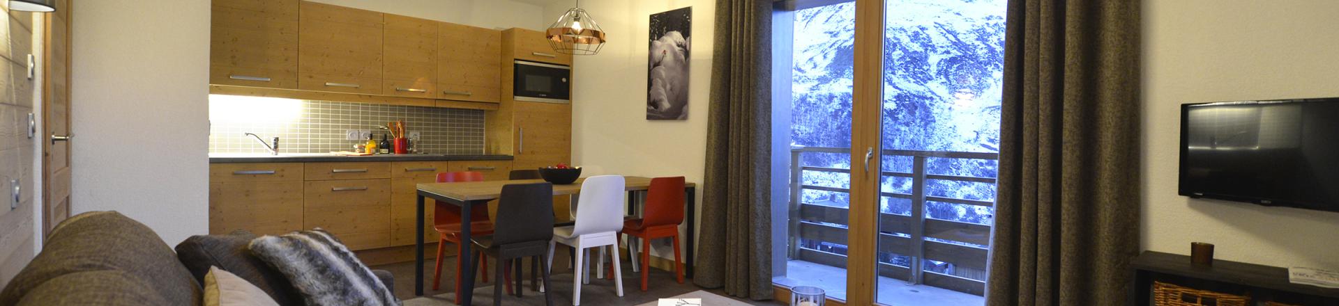 Rent in ski resort Résidence Club MMV le Coeur des Loges - Les Menuires - Coffee table