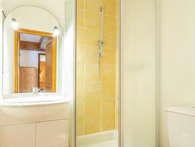 Rent in ski resort 4 room apartment 7 people (3) - Chalet Bettaix Alice - Les Menuires - Shower room