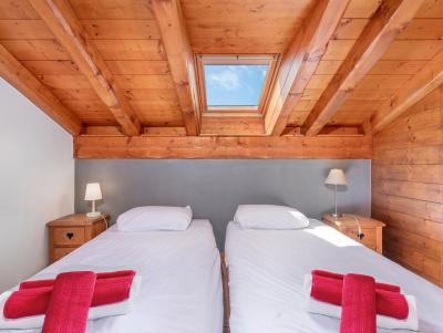 Rent in ski resort 8 room chalet 15 people - Chalet Bettaix Rose - Les Menuires - Bedroom