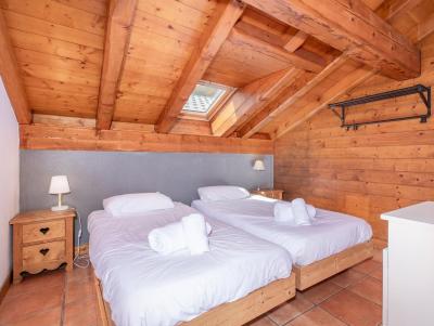 Rent in ski resort 8 room chalet 15 people - Chalet Bettaix Rose - Les Menuires - Bedroom