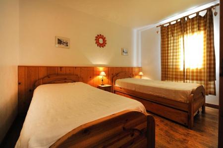 Rent in ski resort 6 room duplex apartment 13 people - Chalet Cristal - Les Menuires - Double bed