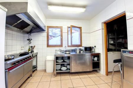 Rent in ski resort 13 room chalet 31 people (AZUREVA) - Chalet Eterlou - Les Menuires - Kitchen