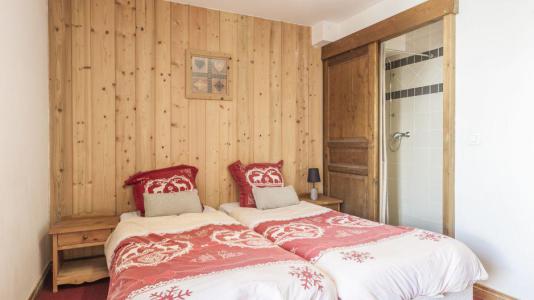 Rent in ski resort Chalet Geffriand - Les Menuires - Bedroom