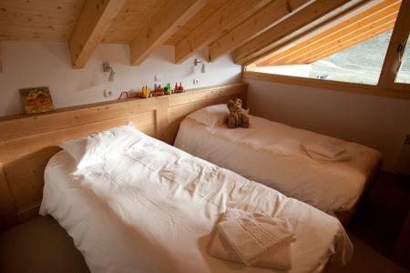 Rent in ski resort Chalet la Dame Blanche - Les Menuires - Bedroom under mansard