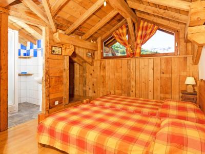 Rent in ski resort Chalet Levassaix - Les Menuires - Bedroom under mansard