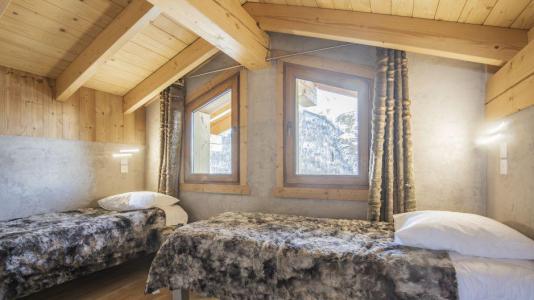 Rent in ski resort Chalet Matangie - Les Menuires - Bedroom under mansard