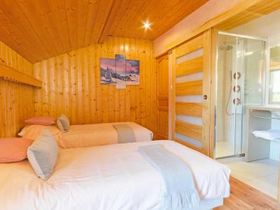Rent in ski resort Chalet Trois Vallées - Les Menuires - Bedroom
