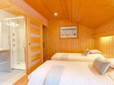 Rent in ski resort Chalet Trois Vallées - Les Menuires - Bedroom