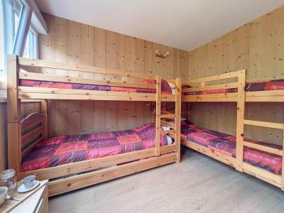 Rent in ski resort 2 room apartment 6 people (D27) - La Résidence les Lauzes - Les Menuires - Bedroom
