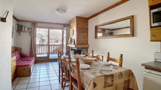 Rent in ski resort 3 room apartment 6 people (1) - Le Hameau de la Sapinière - Chalet Cembro - Les Menuires - Living room