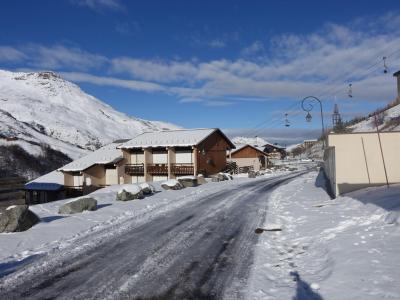 Vakantie in de bergen Les Asters - Les Menuires - Buiten winter