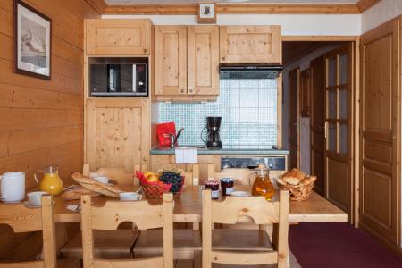 Rent in ski resort Les Chalets de l'Adonis - Les Menuires - Open-plan kitchen
