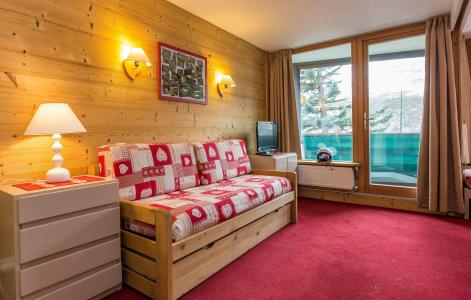 Rent in ski resort Résidence Chanteneige Croisette - Les Menuires - Sofa-bed