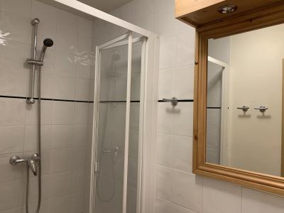 Rent in ski resort 2 room duplex apartment 6 people (03) - Résidence Lauzes - Les Menuires - Shower room