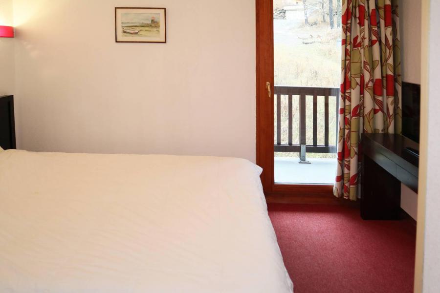 Rent in ski resort Semi-detached 5 room chalet 10 people - Chalet la Combe d'Or - Les Orres - Bedroom