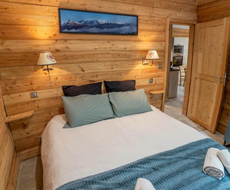 Rent in ski resort Chalet Pramouton - Les Orres - Bedroom