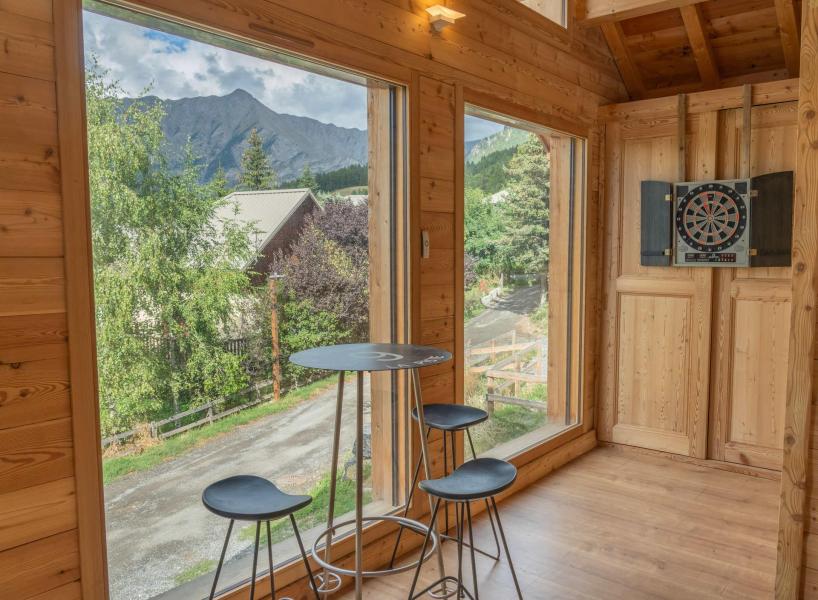 Rent in ski resort Chalet Pramouton - Les Orres - Living room