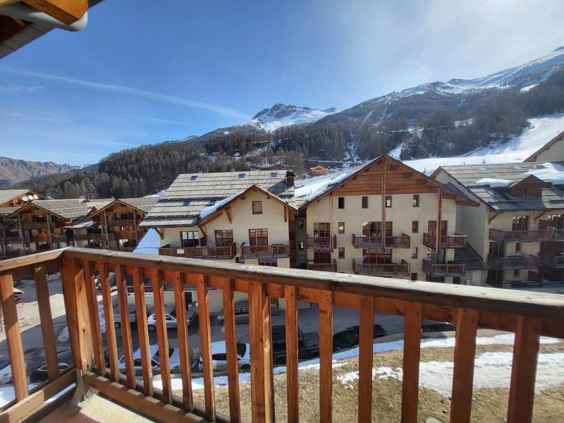 Rent in ski resort 2 room duplex apartment cabin 6 people (104) - Chalets de Bois Méan A - Les Orres - Winter outside
