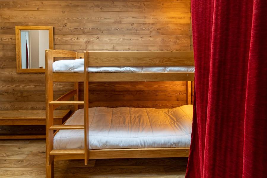 Rent in ski resort 3 room duplex apartment sleeping corner 8 people (C204) - Chalets de Bois Méan C - Les Orres - Bedroom
