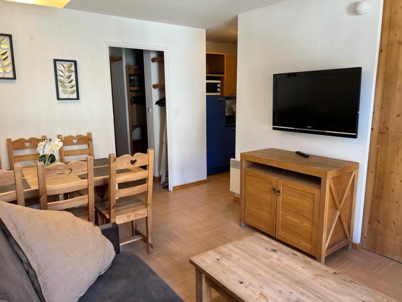 Rent in ski resort 2 room apartment sleeping corner 6 people (019) - Le Parc des Airelles - Les Orres - Living room