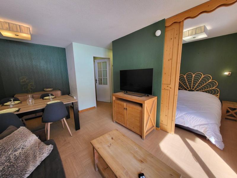 Rent in ski resort 2 room apartment sleeping corner 6 people (220) - Le Parc des Airelles - Les Orres - Living room