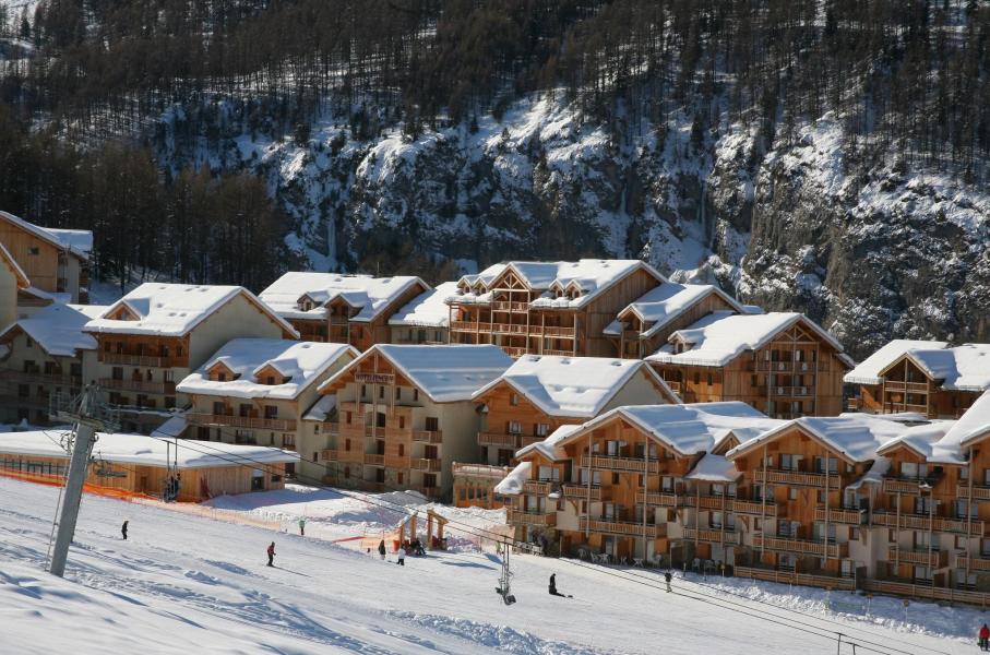 Location au ski Les Chalets de Bois Méan - Les Orres - Extérieur hiver
