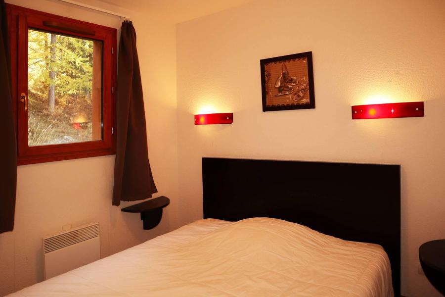 Rent in ski resort 2 room apartment 4 people (1008) - Résidence la Combe d'Or - Les Orres - Bedroom