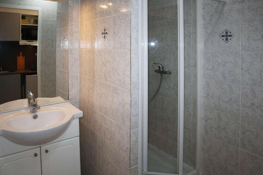 Rent in ski resort Studio sleeping corner 4 people (103) - RESIDENCE LE 1650 - Les Orres - Shower room