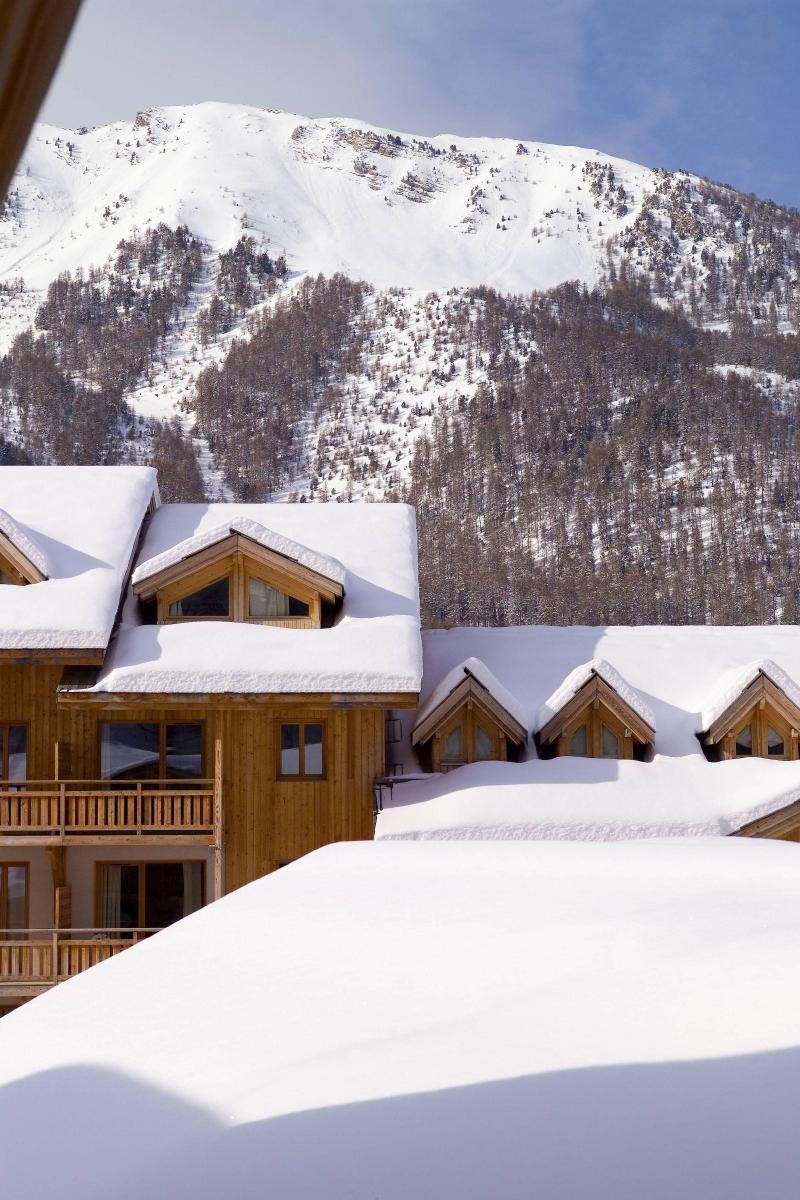 Vacances en montagne Résidence le Balcon des Airelles - Les Orres - Extérieur hiver