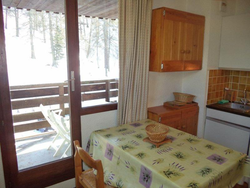 Rent in ski resort Studio sleeping corner 4 people (605) - Résidence le Méale - Les Orres - Dining area