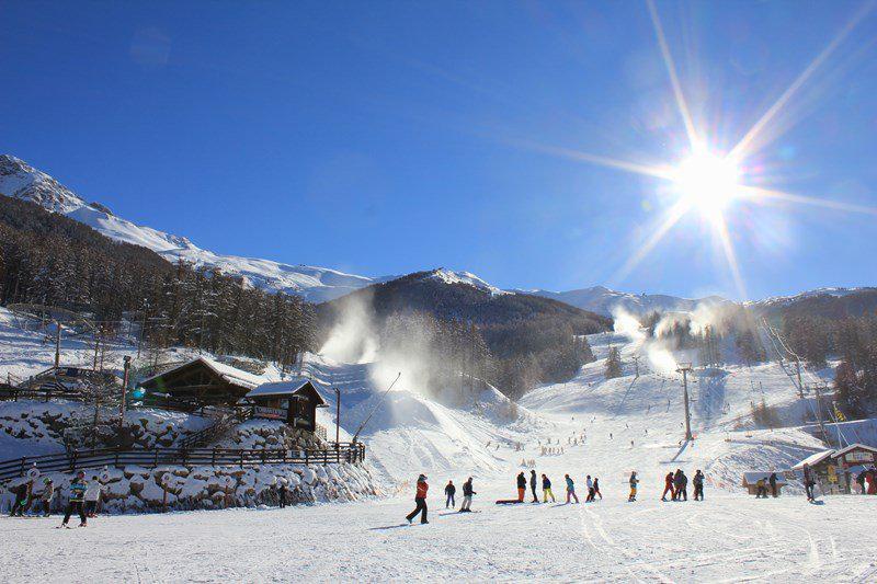 Rent in ski resort Résidence le Silhourais - Les Orres - Winter outside