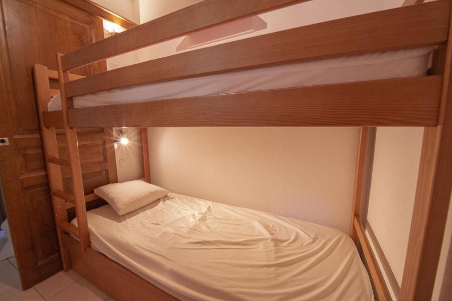 Rent in ski resort 2 room apartment cabin 4 people (6) - Résidence les Balcons de Pramouton - Les Orres - Bedroom